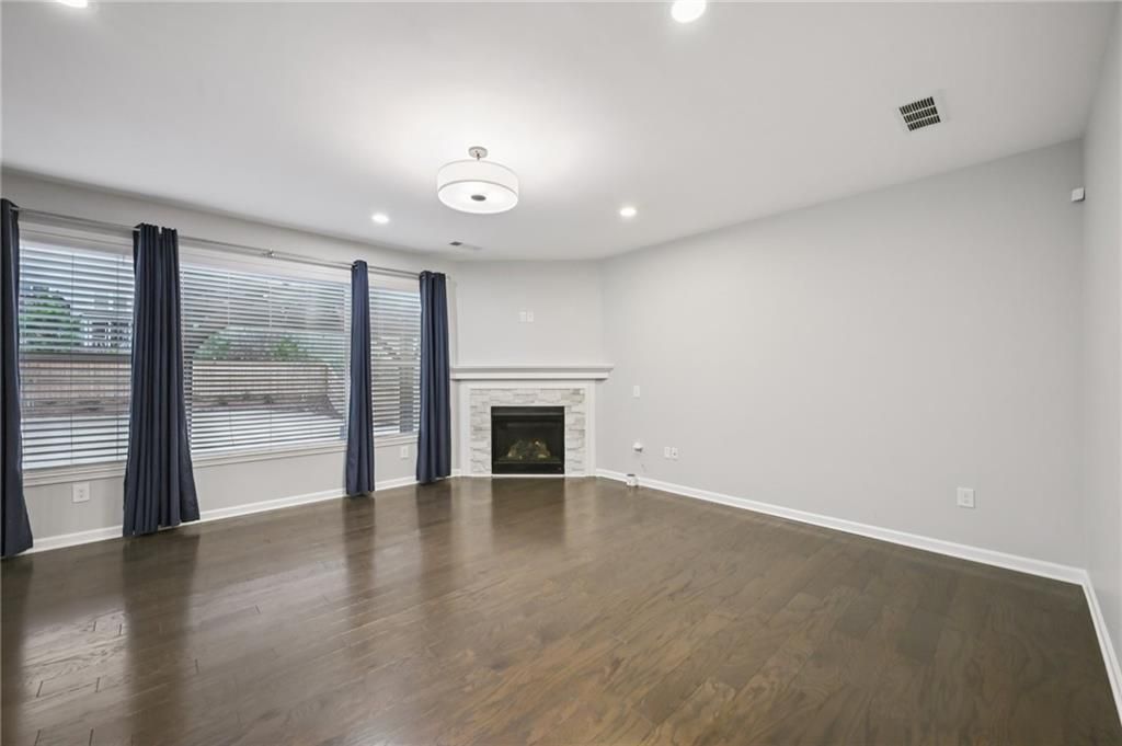 Image 8 of property listing at 1851 Primrose Park Road, Sugar Hill, GA 30518