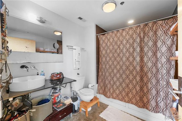 2201 Locust Street 410, St Louis, MO 63103