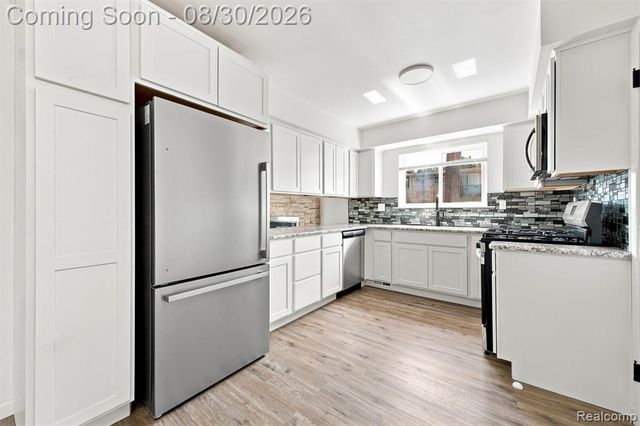 618 N Inkster Road, Dearborn Heights, MI 48127