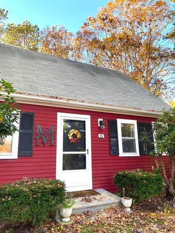 11 Webquish Ln, Mashpee, MA 02649