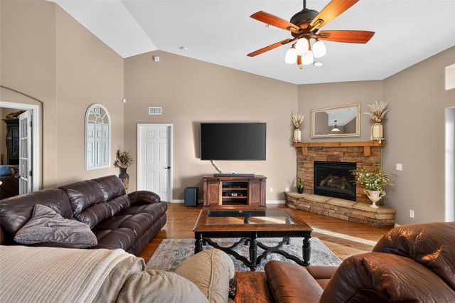 4027 N C 470, Lake Panasoffkee, FL 33538