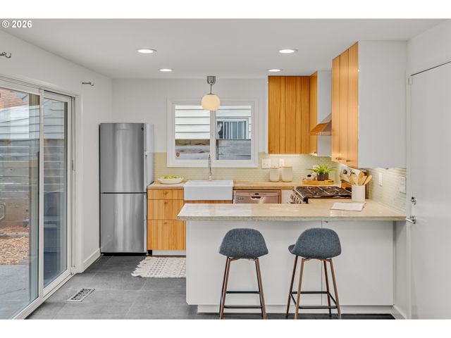 5627 Se HENDERSON St, Portland, OR 97206