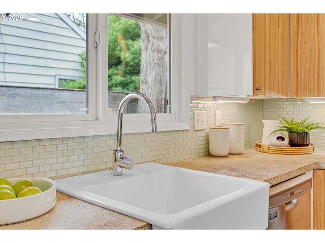 5627 Se HENDERSON St, Portland, OR 97206