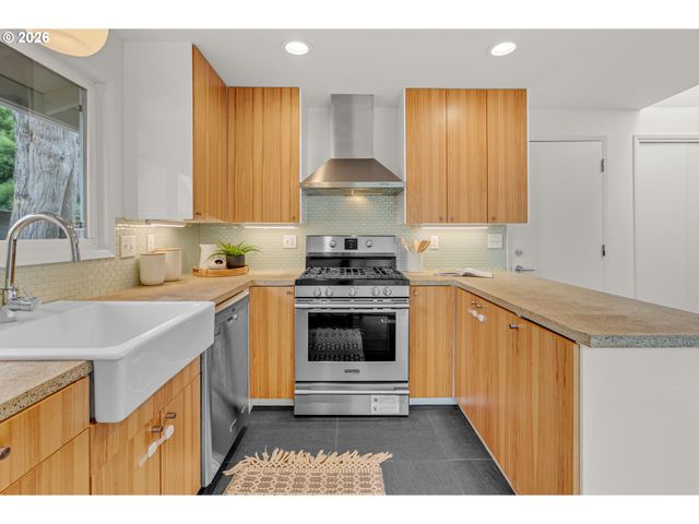 5627 Se HENDERSON St, Portland, OR 97206