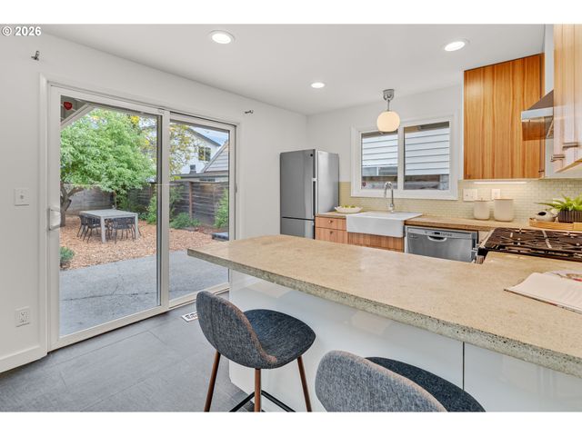 5627 Se HENDERSON St, Portland, OR 97206