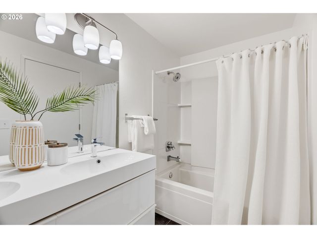 5627 Se HENDERSON St, Portland, OR 97206