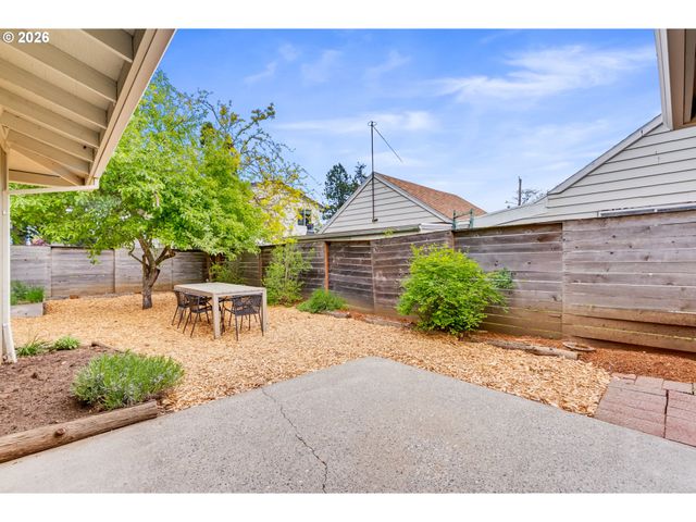 5627 Se HENDERSON St, Portland, OR 97206