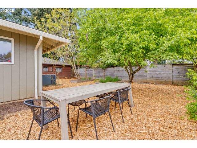 5627 Se HENDERSON St, Portland, OR 97206