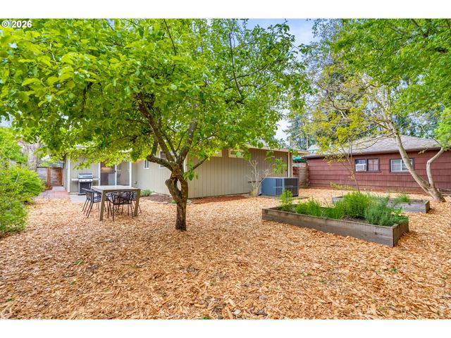 5627 Se HENDERSON St, Portland, OR 97206