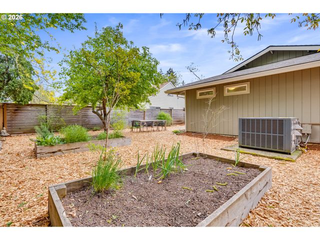 5627 Se HENDERSON St, Portland, OR 97206