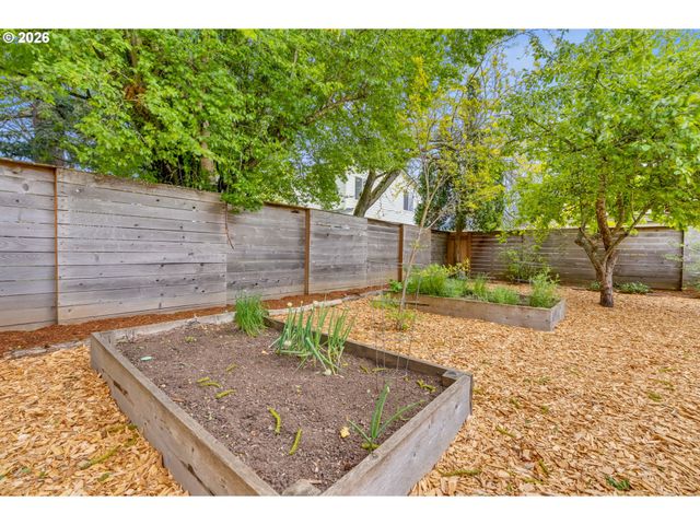 5627 Se HENDERSON St, Portland, OR 97206