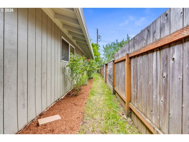 5627 Se HENDERSON St, Portland, OR 97206