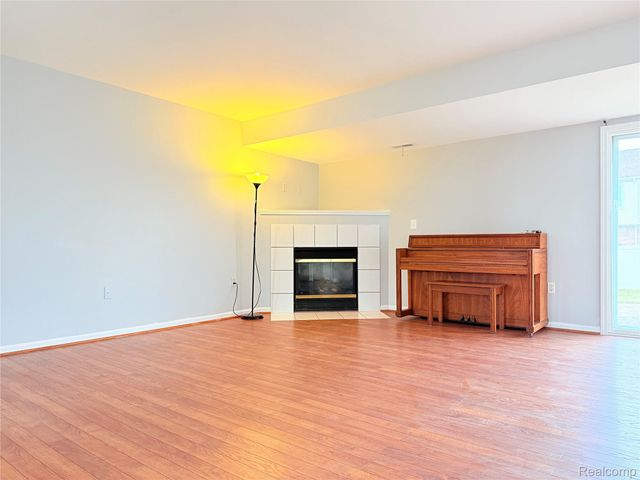 29490 Hunter St, Brownstown Charter Township, MI 48183