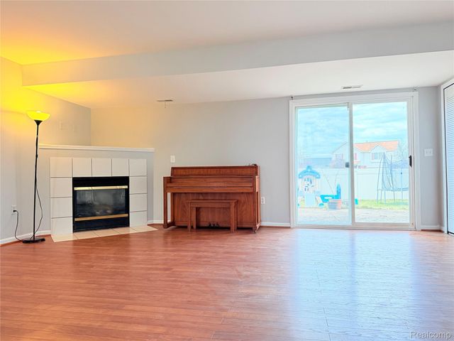 29490 Hunter St, Brownstown Charter Township, MI 48183