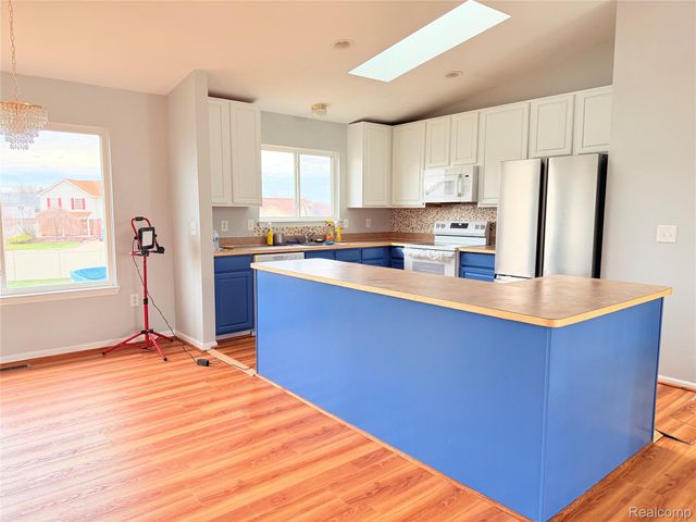 29490 Hunter St, Brownstown Charter Township, MI 48183