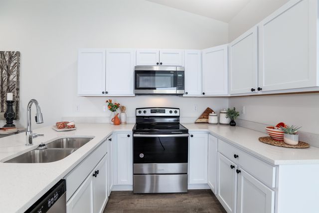 5338 N Pinecrest St, Bel Aire, KS 67220