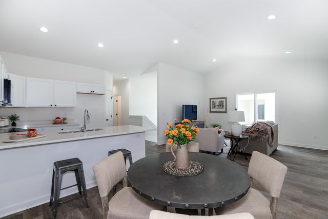 5338 N Pinecrest St, Bel Aire, KS 67220