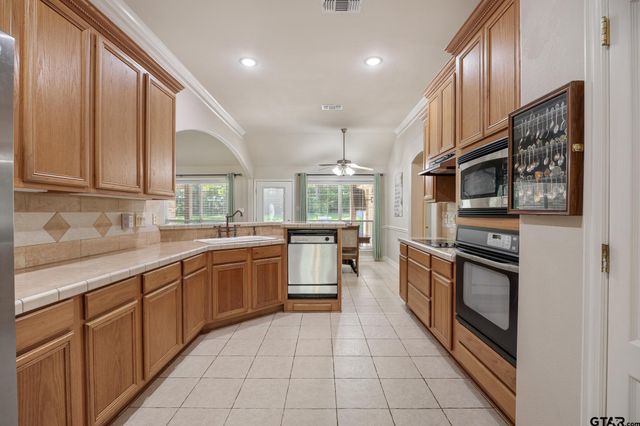 23610 Greenway Dr, Bullard, TX 75757