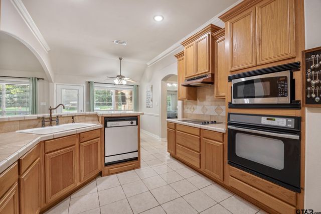 23610 Greenway Dr, Bullard, TX 75757