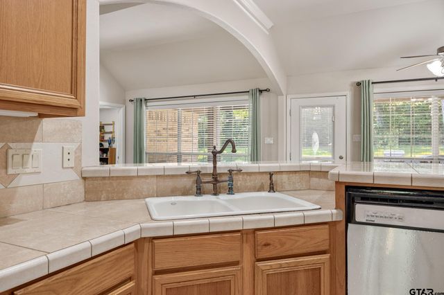 23610 Greenway Dr, Bullard, TX 75757