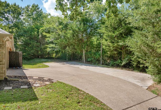 23610 Greenway Dr, Bullard, TX 75757