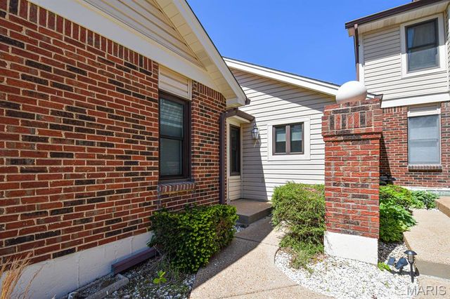 5539 Duchesne Parque Drive, St Louis, MO 63128
