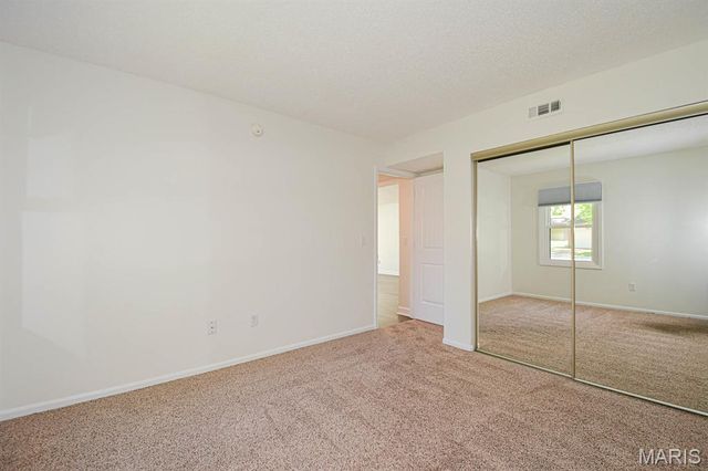 5539 Duchesne Parque Drive, St Louis, MO 63128