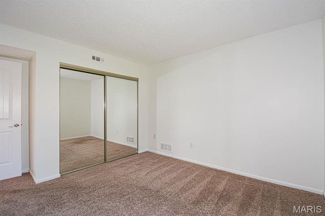 5539 Duchesne Parque Drive, St Louis, MO 63128