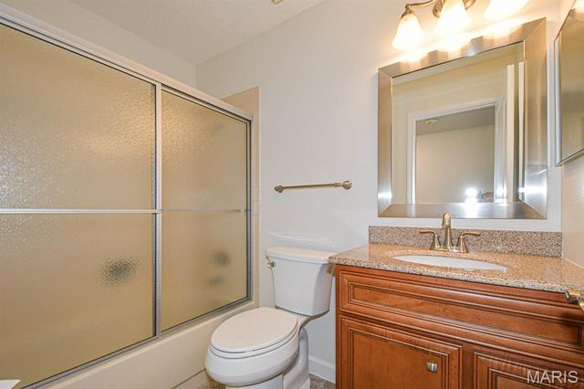 5539 Duchesne Parque Drive, St Louis, MO 63128