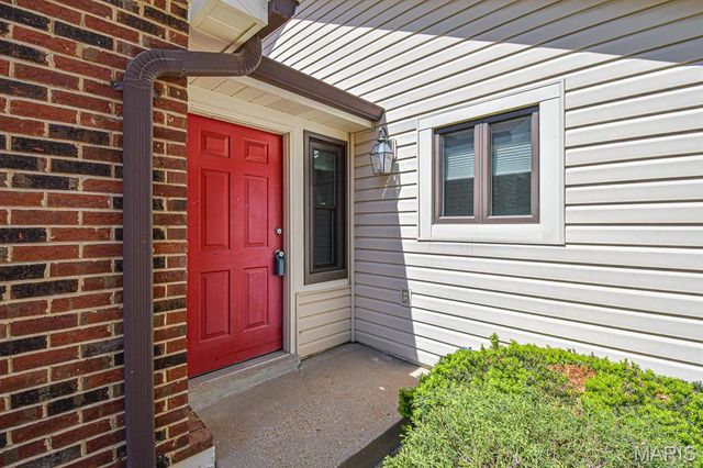 5539 Duchesne Parque Drive, St Louis, MO 63128