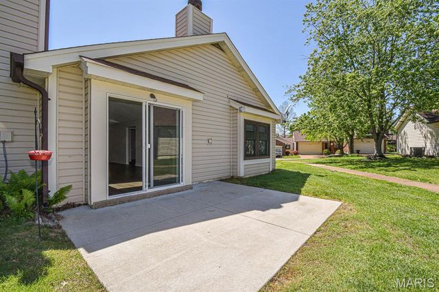 5539 Duchesne Parque Drive, St Louis, MO 63128