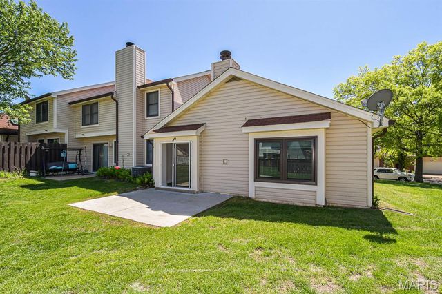 5539 Duchesne Parque Drive, St Louis, MO 63128