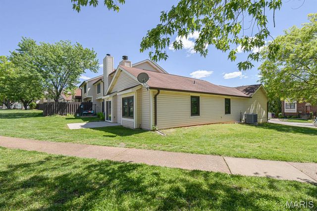 5539 Duchesne Parque Drive, St Louis, MO 63128
