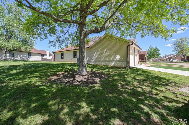 5539 Duchesne Parque Drive, St Louis, MO 63128