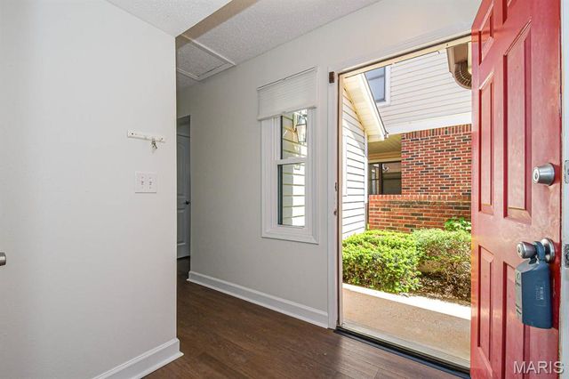 5539 Duchesne Parque Drive, St Louis, MO 63128