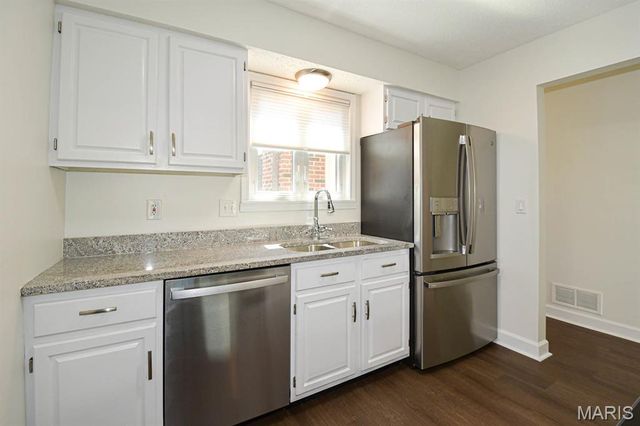 5539 Duchesne Parque Drive, St Louis, MO 63128