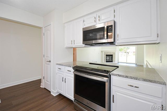 5539 Duchesne Parque Drive, St Louis, MO 63128