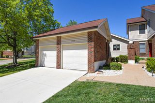 5539 Duchesne Parque Drive, St Louis, MO 63128