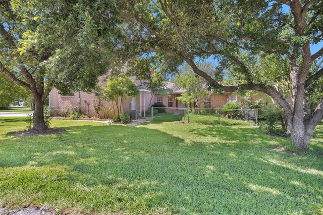 12180 Lakeview Manor Drive, Willis, TX 77318