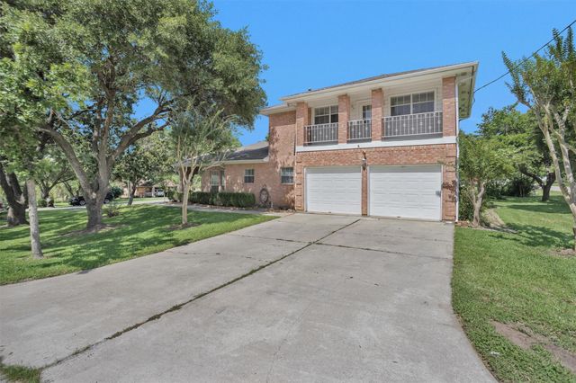 12180 Lakeview Manor Drive, Willis, TX 77318