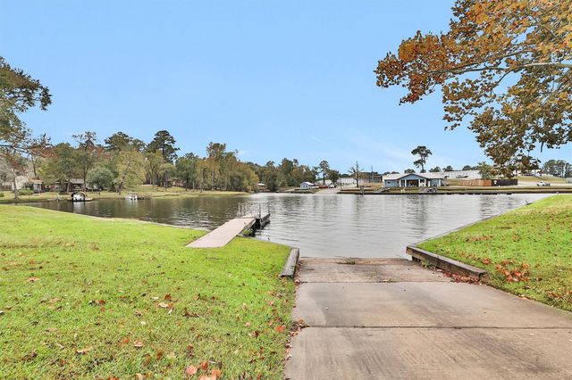 12180 Lakeview Manor Drive, Willis, TX 77318