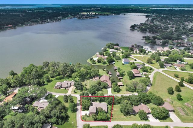 12180 Lakeview Manor Drive, Willis, TX 77318