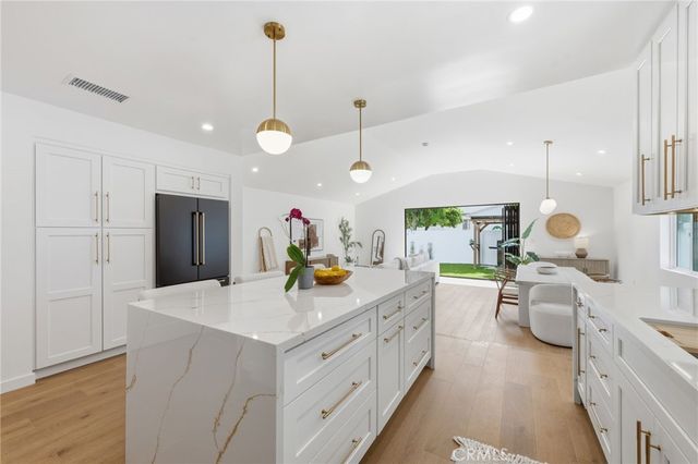 17420 Collins Street, Encino, CA 91316