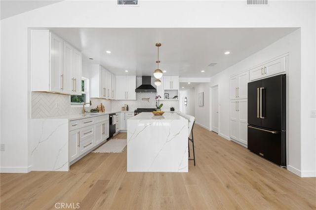 17420 Collins Street, Encino, CA 91316