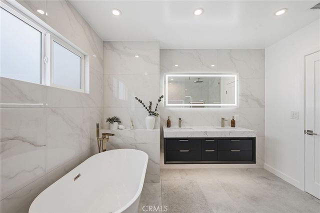 17420 Collins Street, Encino, CA 91316