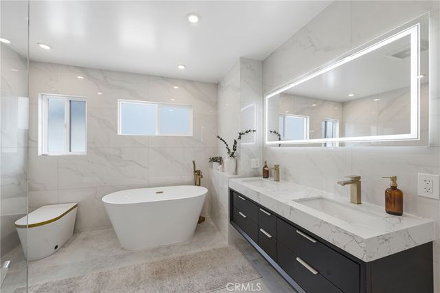 17420 Collins Street, Encino, CA 91316