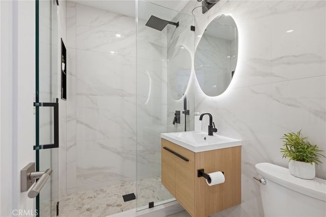 17420 Collins Street, Encino, CA 91316