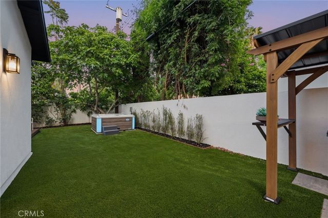 17420 Collins Street, Encino, CA 91316