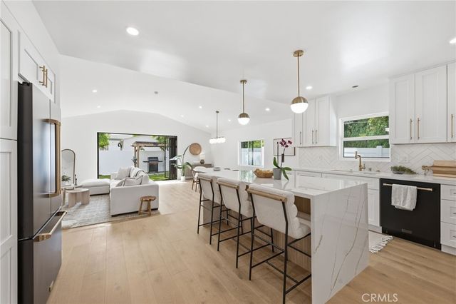 17420 Collins Street, Encino, CA 91316