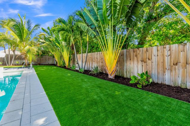 300 SE 8th Avenue, Deerfield Beach, FL 33441